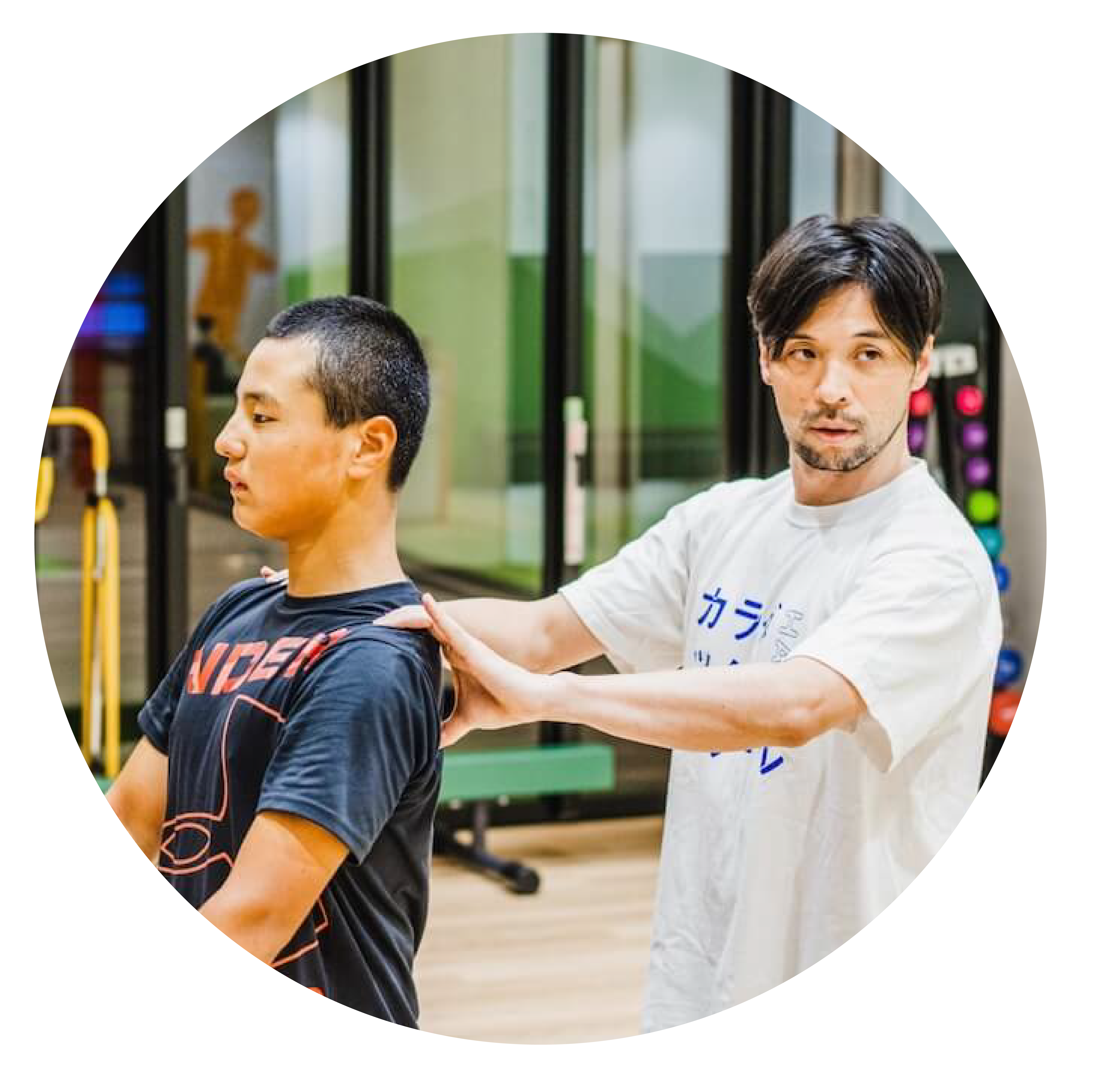 トレーナーと生徒がパーソナルトレーニングをしている写真